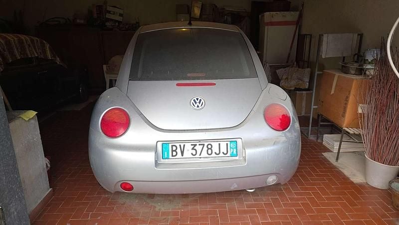 Usata VW New Beetle 101 CV (74 kW) 2002 Argento Utilitaria
