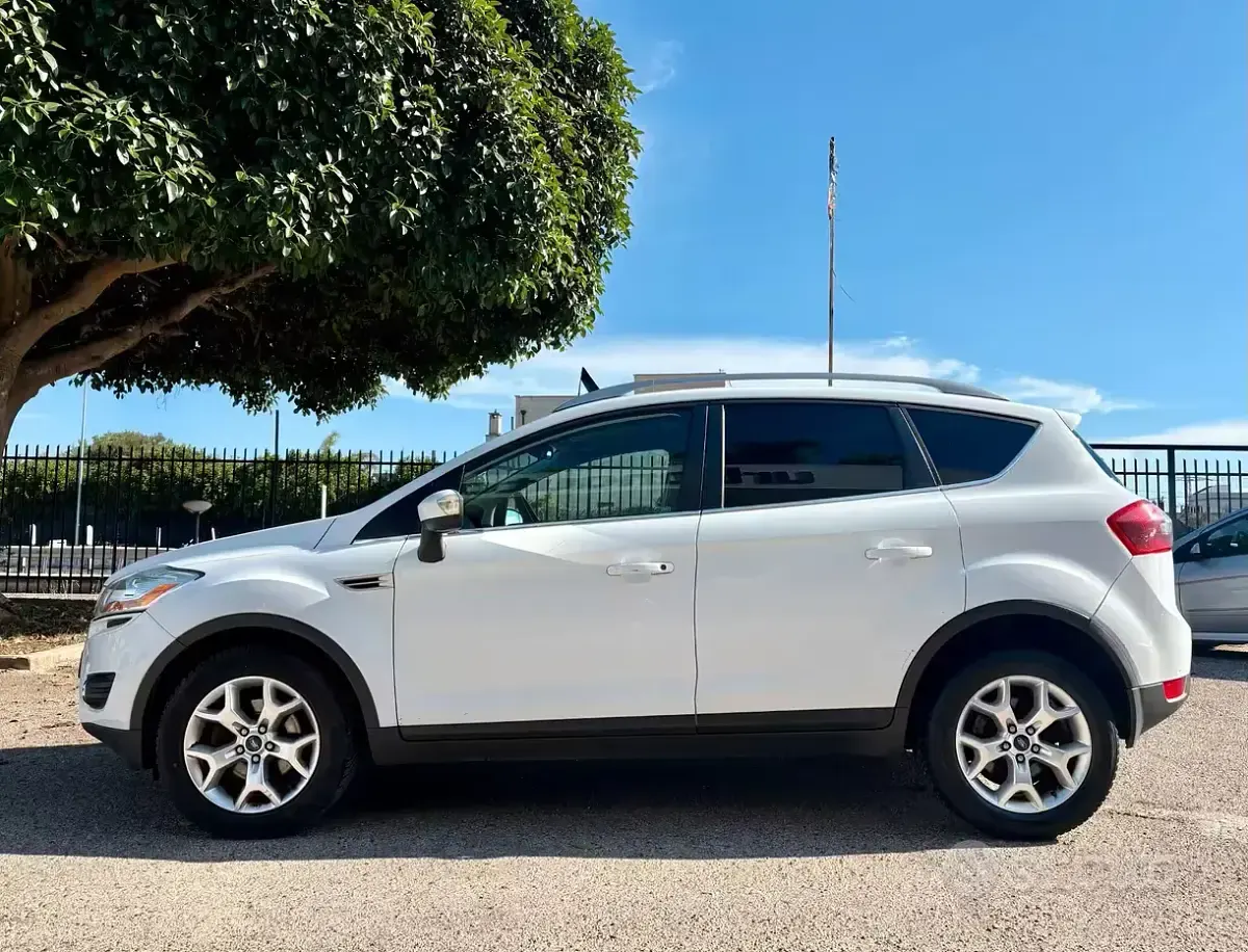 Usata Ford Kuga 140 CV (102 kW) 2012 Bianco SUV