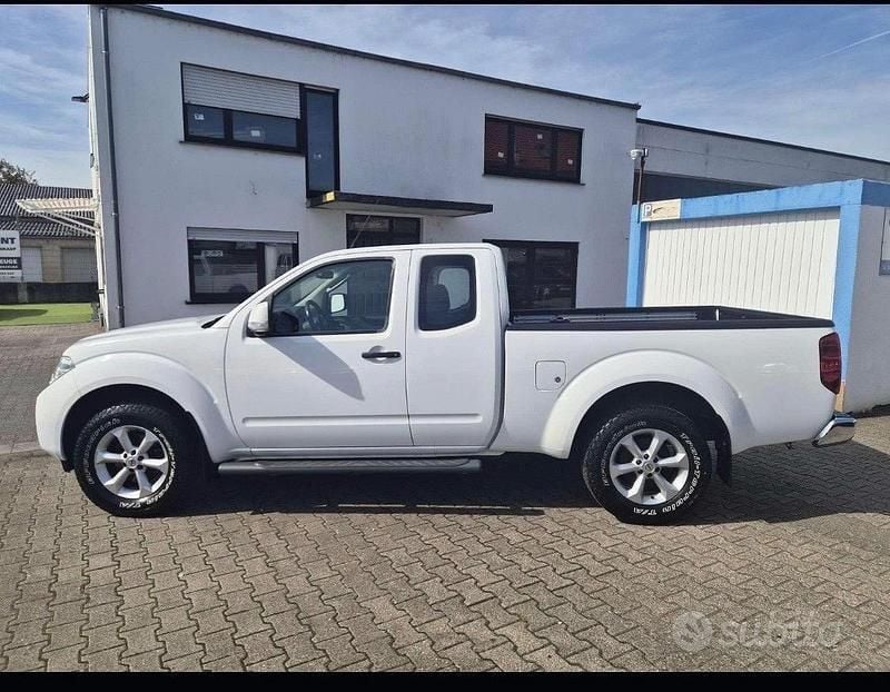 Second-hand Nissan Navara 190 CP (139 kW) 2015 Alb Pickup