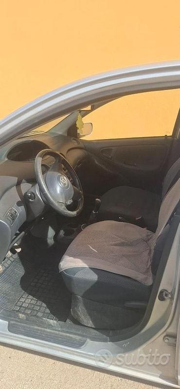Usata Toyota Yaris 75 CV (55 kW) 2005 Grigio Berlina
