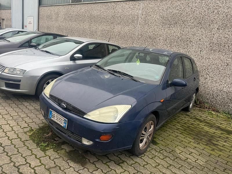 Usata Ford Focus Ambiente 100 CV (73 kW) 2001 Blu Berlina