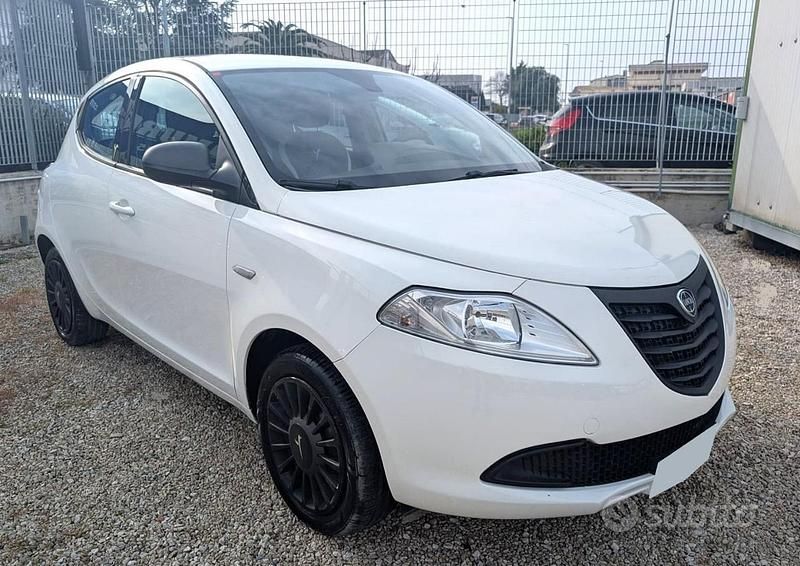 Usata Lancia Ypsilon 69 CV (50 kW) 2015 Bianco Utilitaria