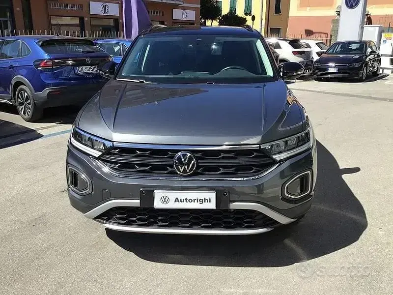 Usata VW T-Roc Life 150 CV (110 kW) 2023 Grigio SUV