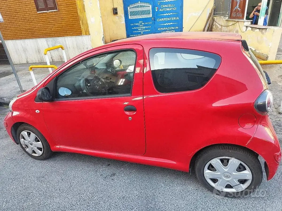 Usata Toyota Aygo 68 CV (50 kW) 2012 Rosso Utilitaria