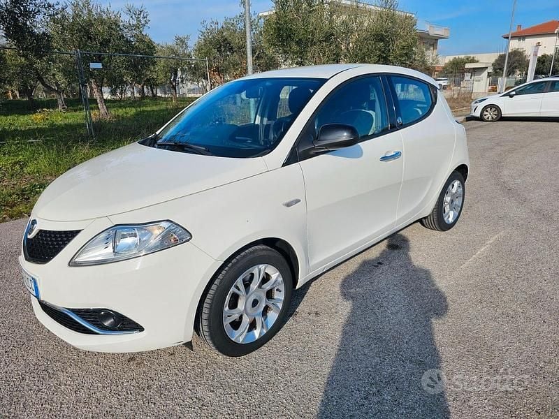 Bianco Usata 2015 Lancia Ypsilon Due volumi | 7900 € (Cara) - Immagine 1/4