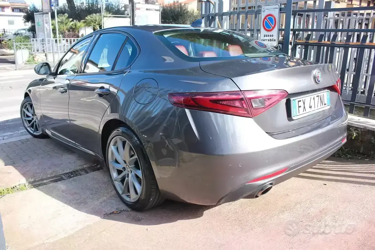 Käytetty Alfa Romeo Giulia Super 160 HP (117 kW) 2019 Harmaa Sedan