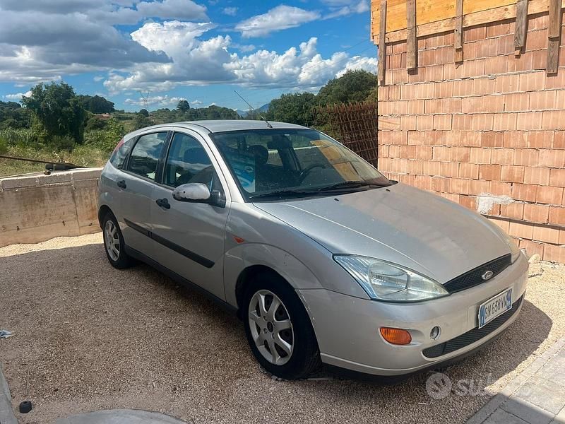 Usata Ford Focus 100 CV (73 kW) 2000 Grigio Berlina