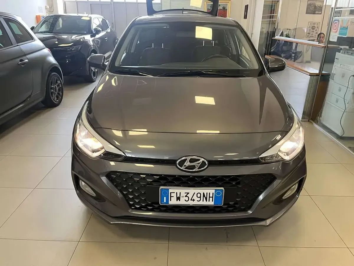 Usata Hyundai i20 75 CV (55 kW) 2019 Grigio metallizzato Utilitaria