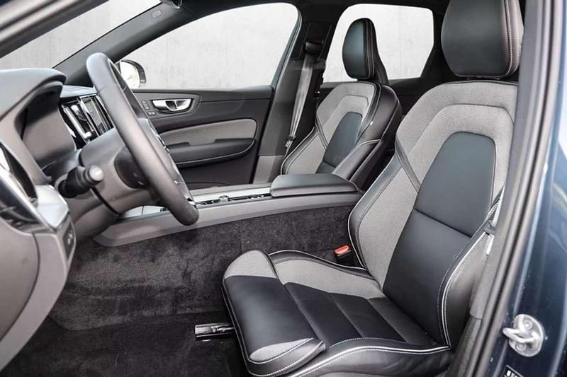 Usata Volvo XC60 Plus 350 CV (257 kW) 2023 Blu/azzurro SUV