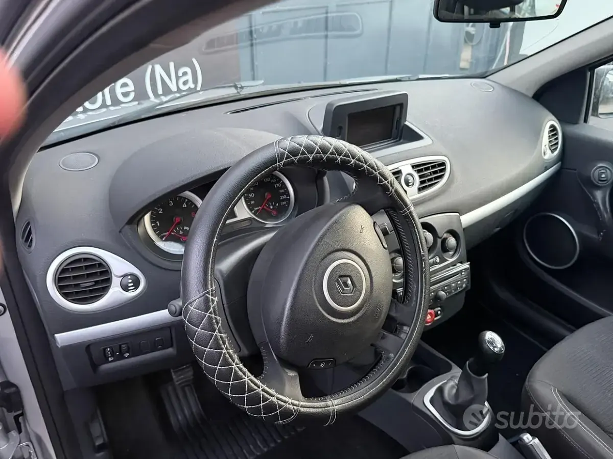Usata Renault Clio II Dynamique 75 CV (55 kW) 2011 Grigio Berlina