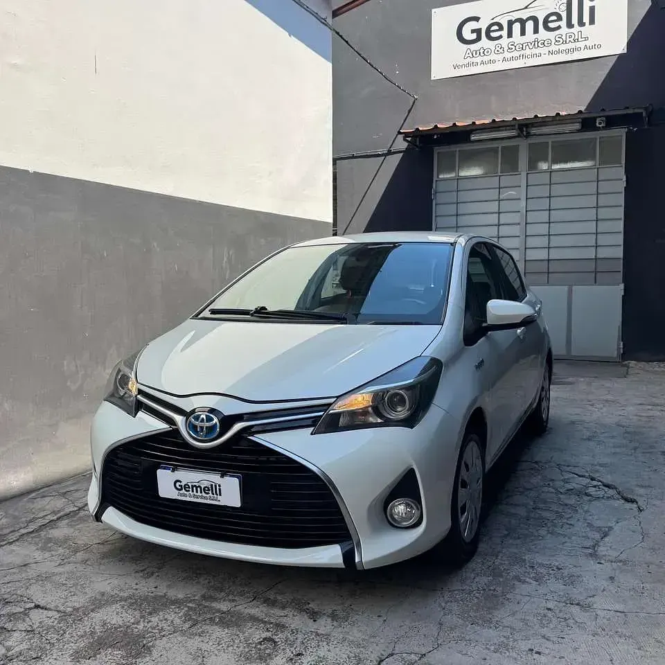 Usata Toyota Yaris Hybrid Style 75 CV (55 kW) 2015 Bianco Berlina