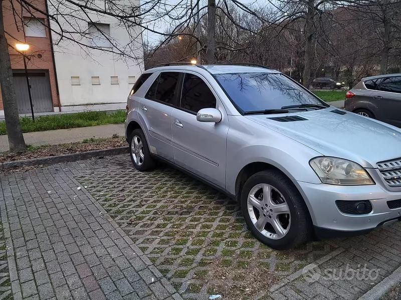 Usata Mercedes ML320 224 CV (164 kW) 2006 Grigio SUV