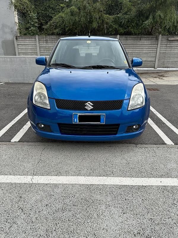 Usata 2005 Suzuki Swift Due volumi | 1890 € (Buon prezzo) - Immagine 1/4