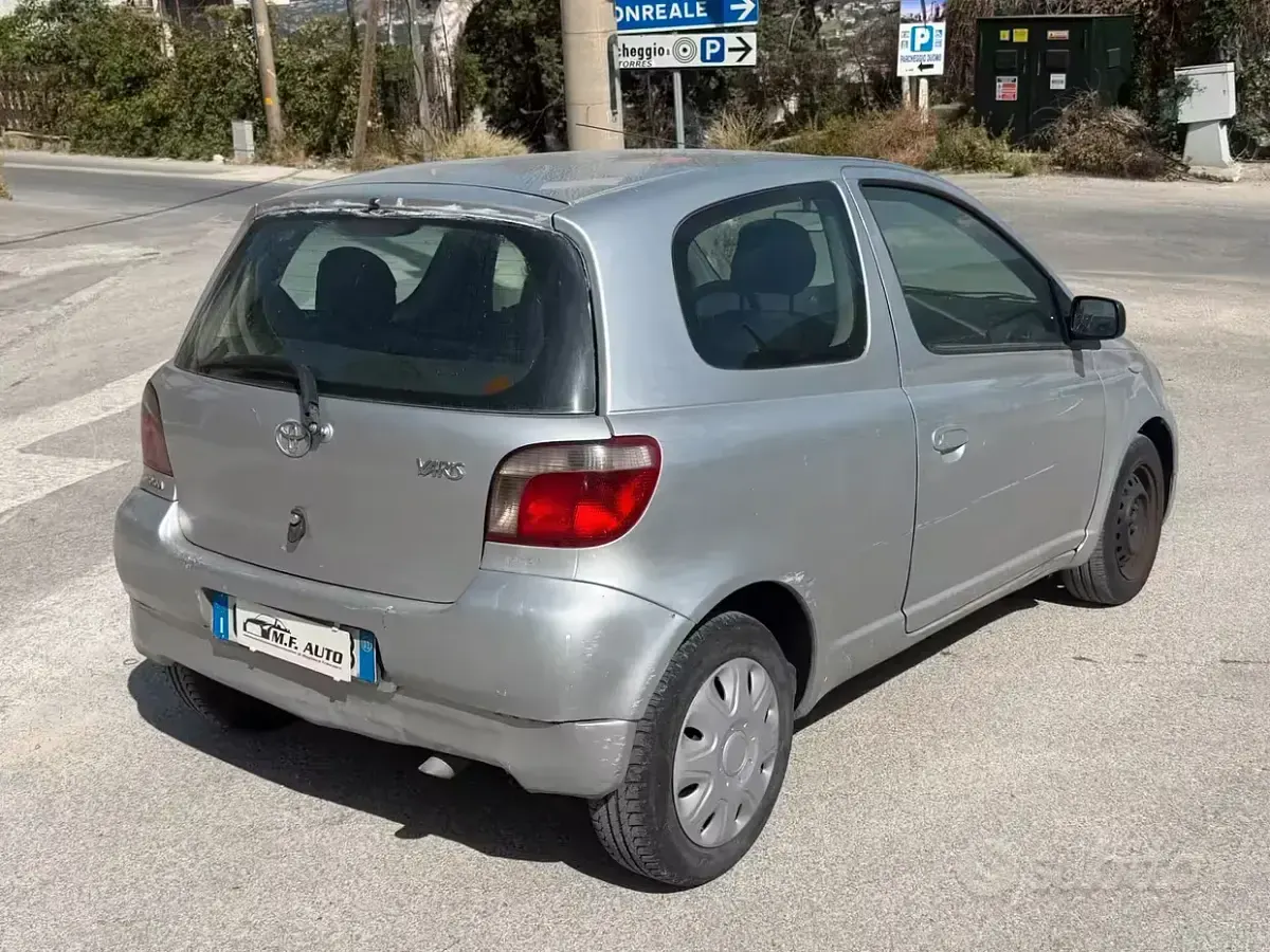 Usata Toyota Yaris Luna 87 CV (63 kW) 2003 Grigio Berlina