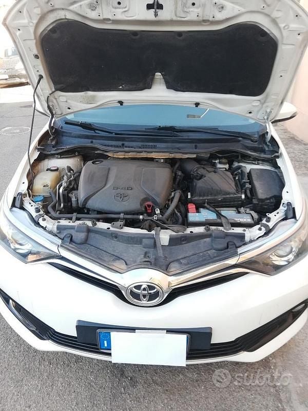 Usata Toyota Auris 132 CV (97 kW) 2016 Bianco Berlina