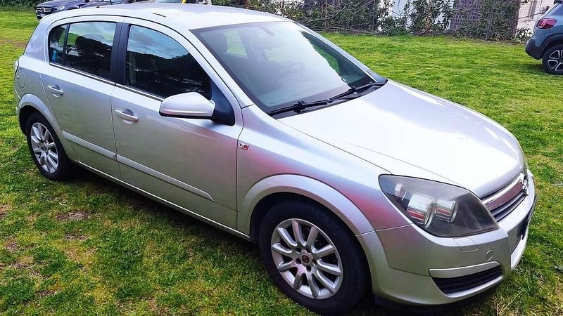 Usata Opel Astra Elegance 101 CV (74 kW) 2004 Argento Berlina