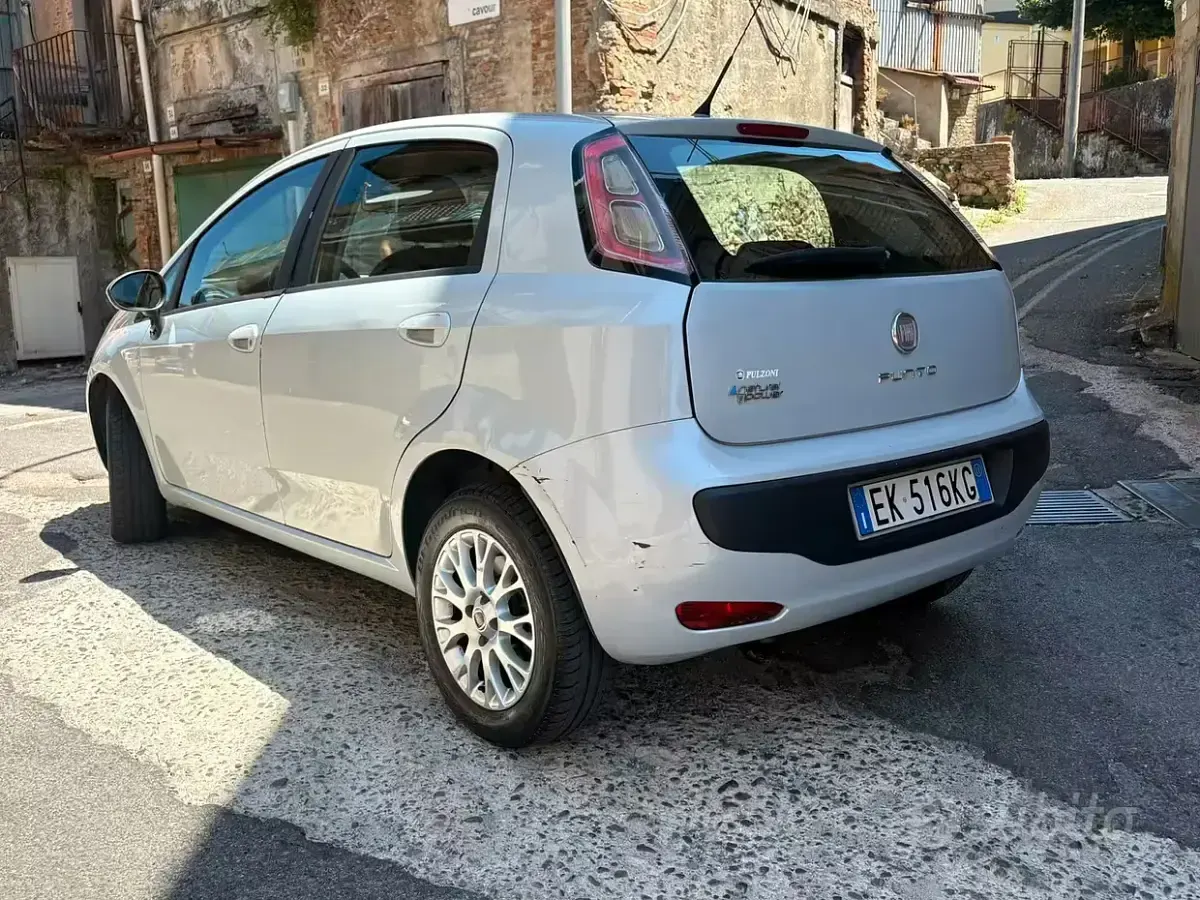 Usata Fiat Grande Punto 77 CV (56 kW) 2011 Bianco Utilitaria