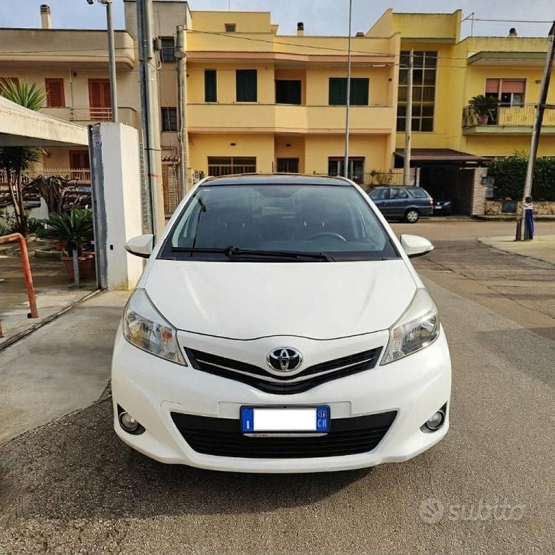 Usata Toyota Yaris Lounge 99 CV (72 kW) 2012 Bianco Utilitaria