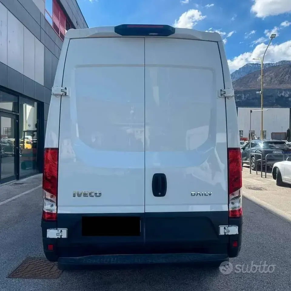 Usata Iveco Daily 136 CV (100 kW) 2023 Bianco Furgone