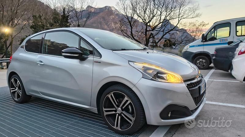 Usata Peugeot 208 GT-line 82 CV (60 kW) 2017 Grigio Utilitaria