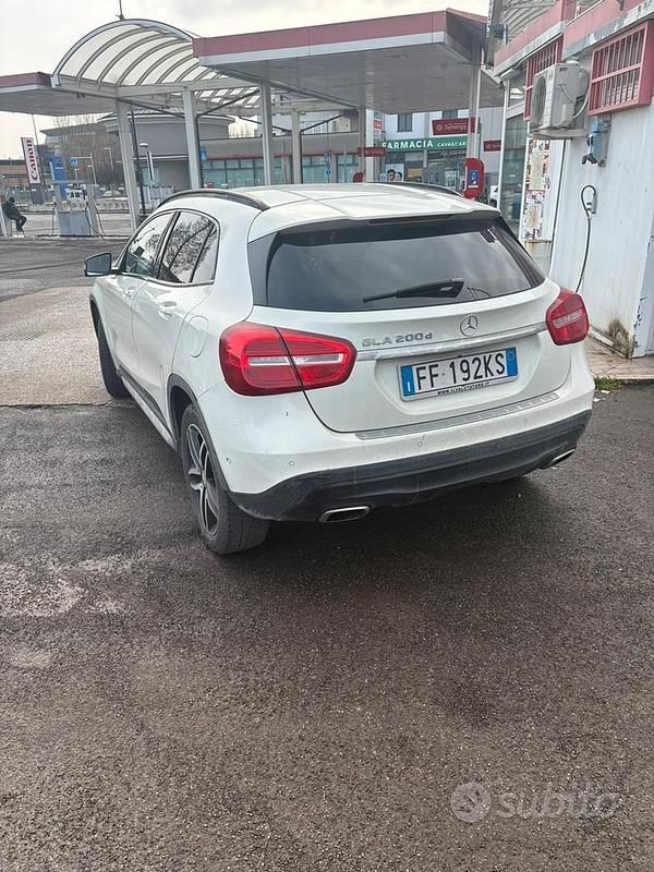Usata Mercedes GLA200 136 CV (100 kW) 2016 Bianco SUV