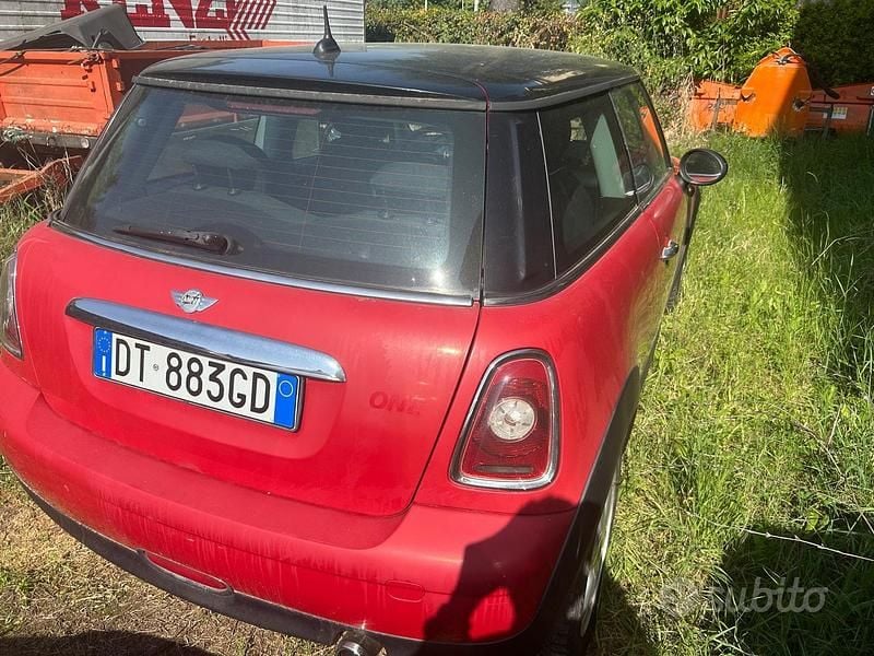 Begagnad Mini ONE Chili 95 HK (69 kW) 2008 Röd Halvkombi