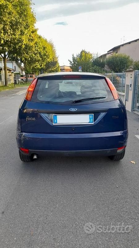 Usata Ford Focus Zetec 116 CV (85 kW) 2001 Blu/azzurro Berlina