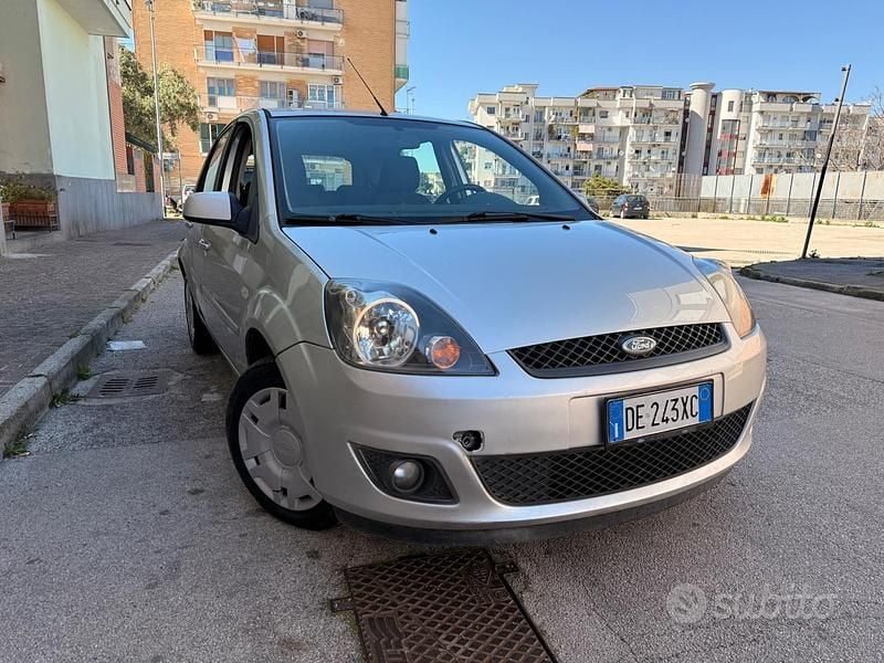 Usata Ford Fiesta Titanium 68 CV (50 kW) 2007 Grigio Utilitaria