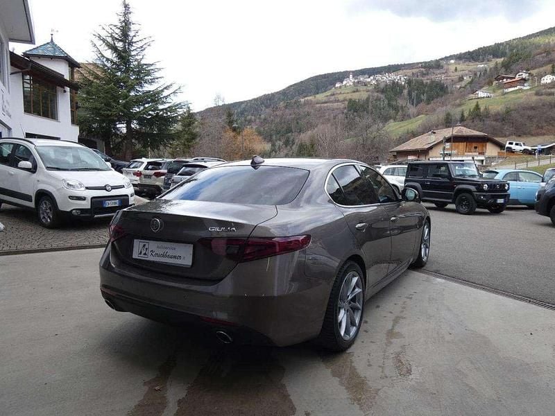 Usata Alfa Romeo Giulia Super 180 CV (132 kW) 2017 Marrone Berlina