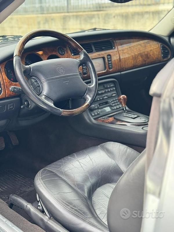 Usata Jaguar XK8 396 CV (291 kW) 2002 Grigio Cabrio