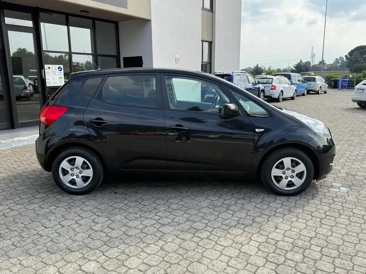 Usata Kia Venga 90 CV (66 kW) 2013 Nero Utilitaria
