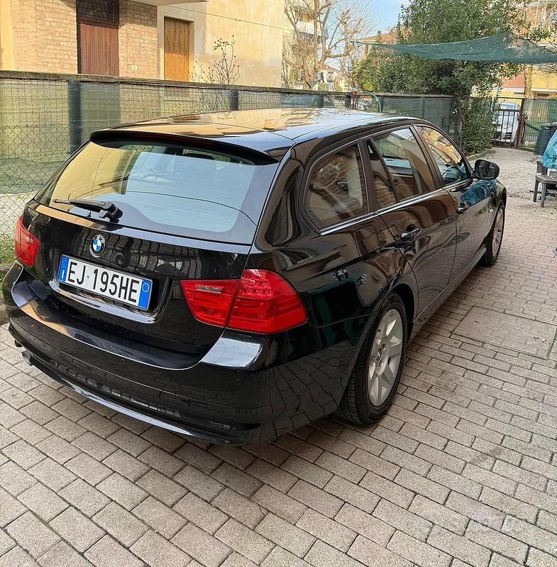 Usata BMW 318 143 CV (105 kW) 2011 Nero Station wagon
