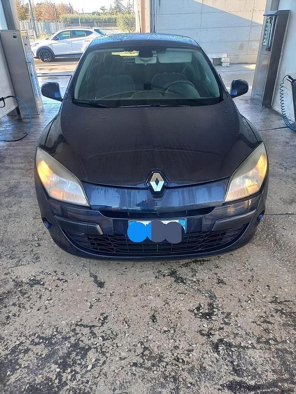 Blu Usata 2010 Renault Mégane Tre volumi | 2500 € (Ottimo prezzo) - Immagine 1/4