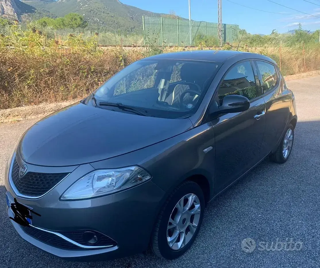 Usata Lancia Ypsilon 69 CV (50 kW) 2016 Grigio Utilitaria