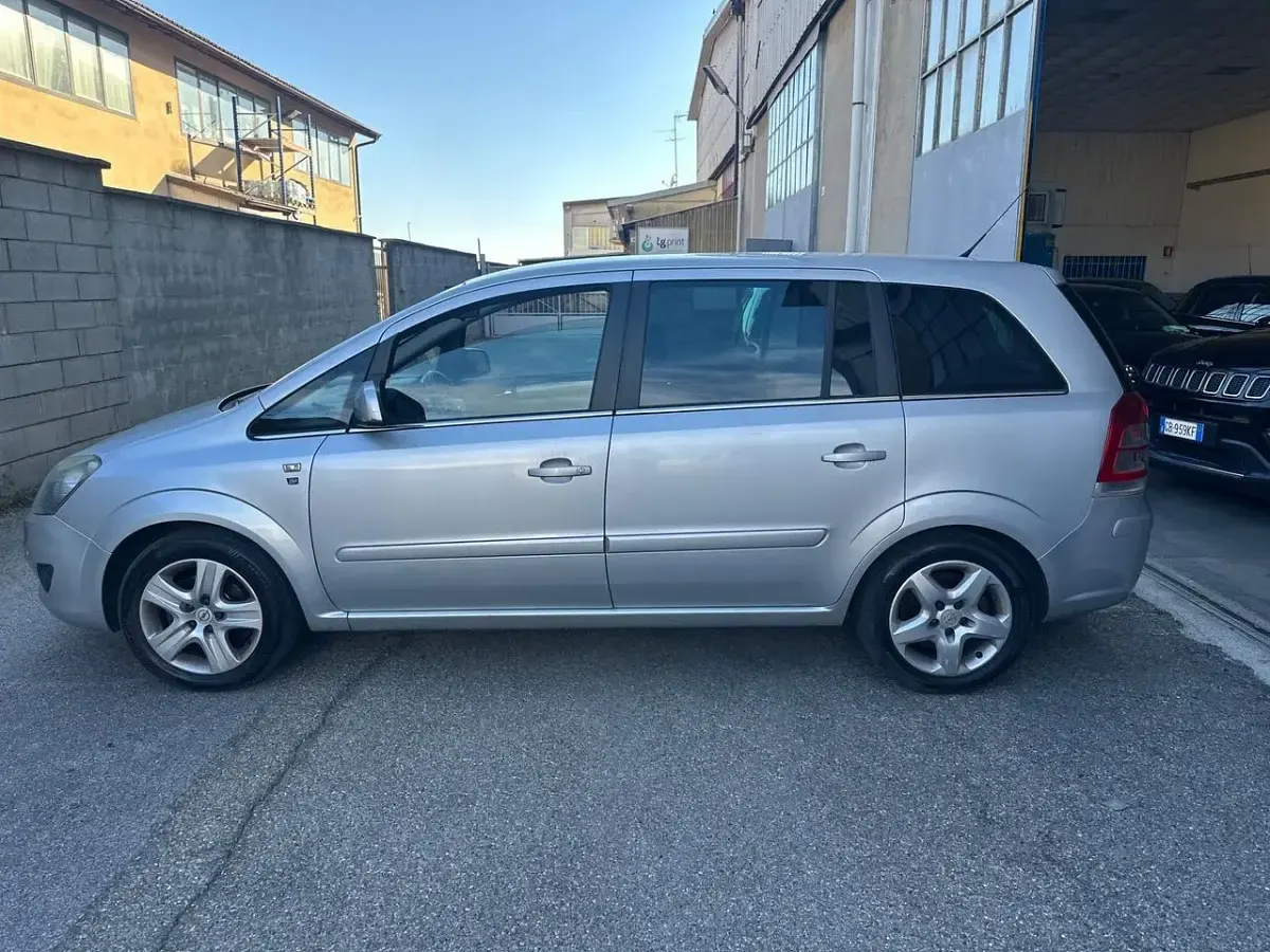 Usata Opel Zafira 140 CV (102 kW) 2010 Argento Monovolume