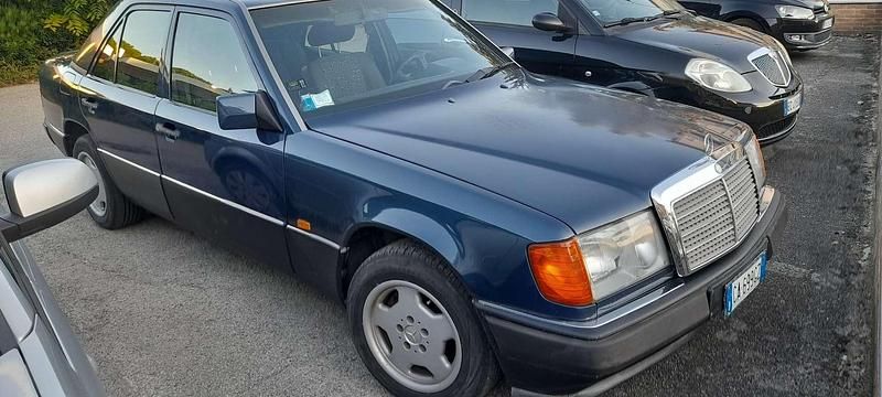 Usata Mercedes 200 136 CV (100 kW) 1993 Blu/azzurro Berlina