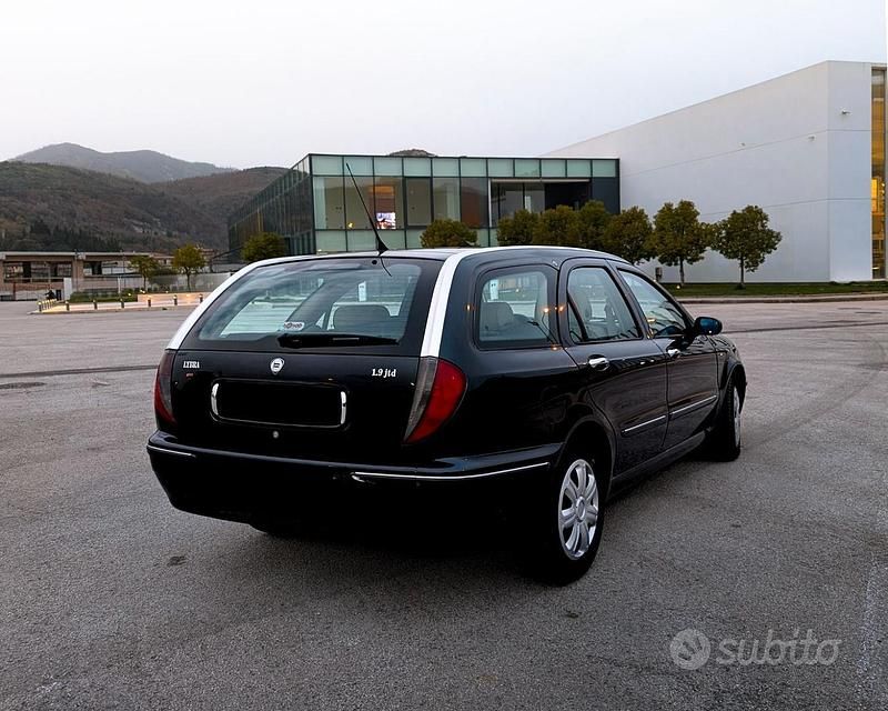 Usata Lancia Lybra 110 CV (80 kW) 2001 Nero Station wagon