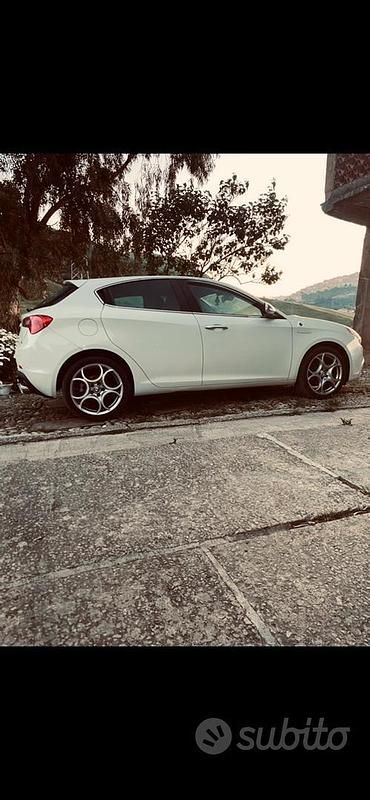 Bianco Usata 2013 Alfa Romeo Giulietta Quadrifoglio Tre volumi | 10.000 € - Immagine 1/2