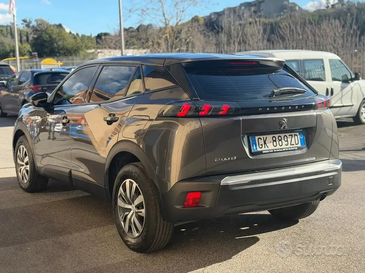 Usata Peugeot 2008 Active 101 CV (74 kW) 2022 Grigio SUV