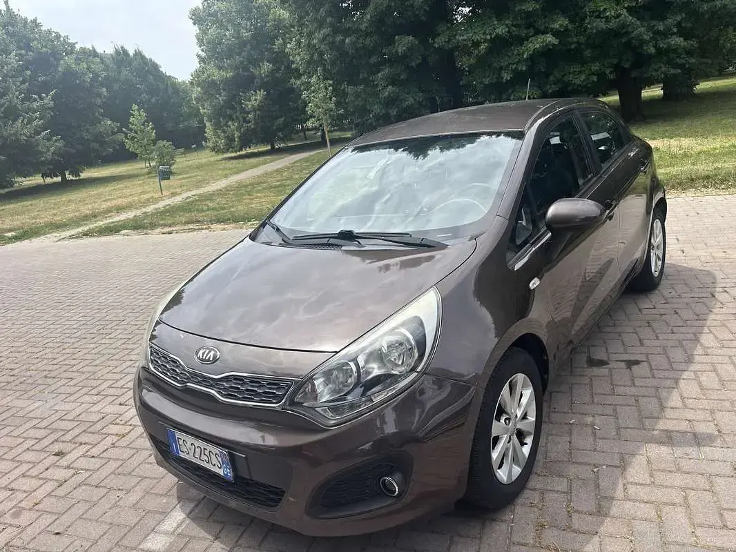 Usata Kia Rio Active 75 CV (55 kW) 2013 Berlina