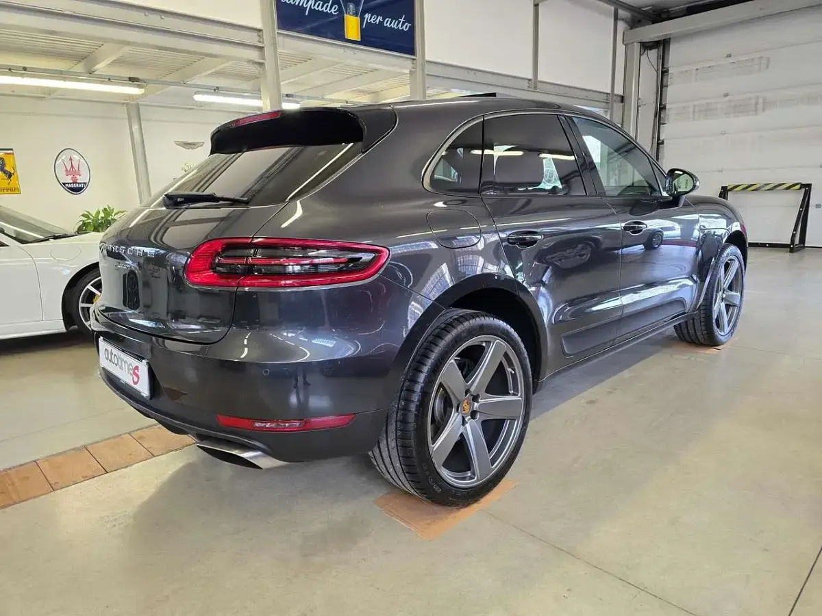 Usata Porsche Macan 252 CV (185 kW) 2018 Grigio vulcano metallizzato SUV