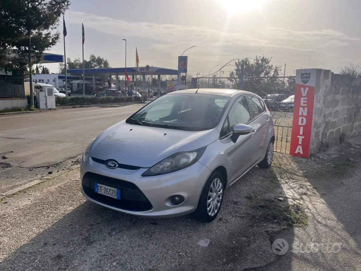Second-hand Ford Fiesta 96 CP (70 kW) 2011 Argintiu Hatchback