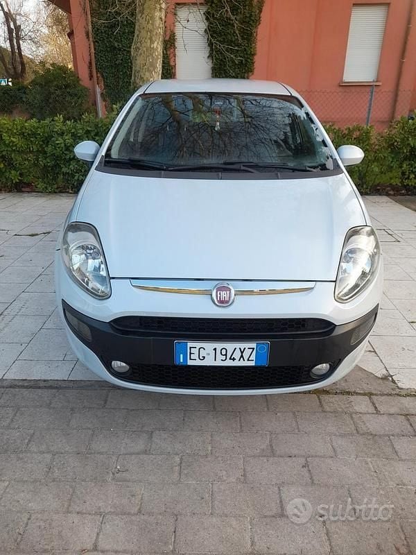Usata Fiat Grande Punto 77 CV (56 kW) 2011 Bianco Utilitaria