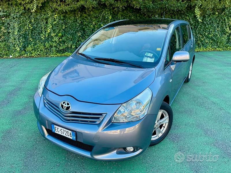 Grigio Usata 2010 Toyota Verso Monovolume | 6650 € - Immagine 1/4