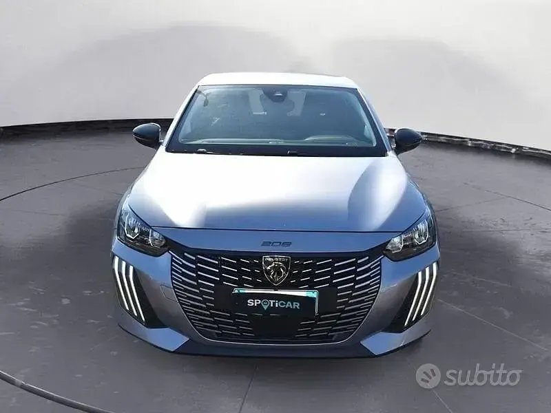Usata Peugeot 208 Allure 101 CV (74 kW) 2025 Grigio Utilitaria