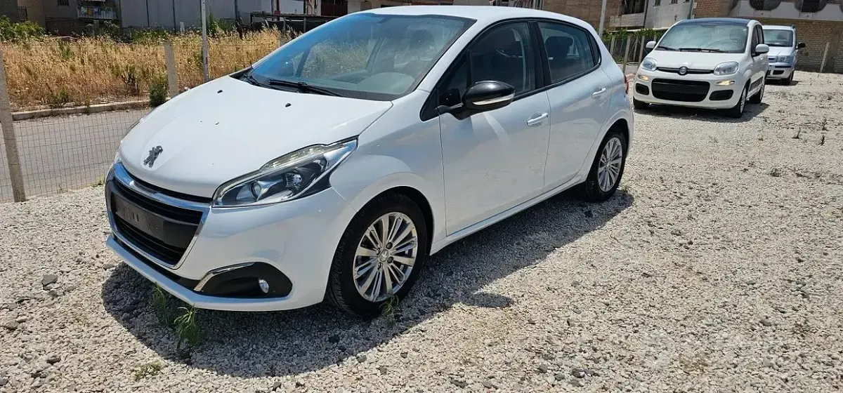 Usata Peugeot 208 Allure 82 CV (60 kW) 2018 Bianco Utilitaria