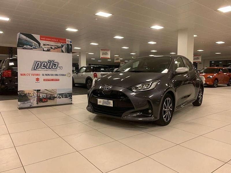 Grigio Usata 2022 Toyota Yaris Hybrid Trend Tre volumi | 18.500 € (Buon prezzo) - Immagine 1/4