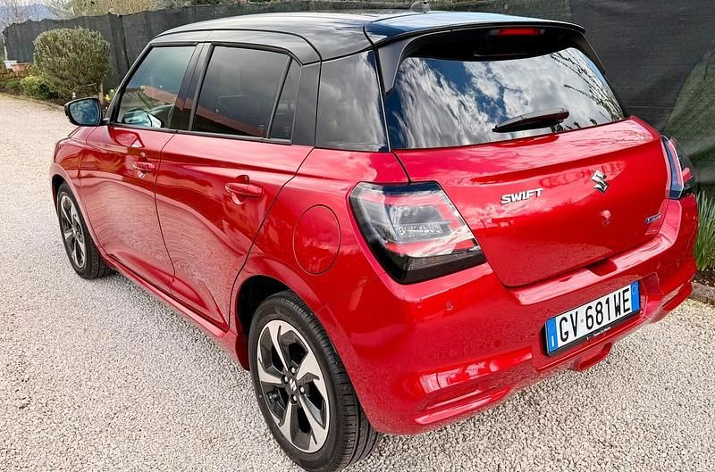 Usata Suzuki Swift 83 CV (61 kW) 2024 Rosso Utilitaria