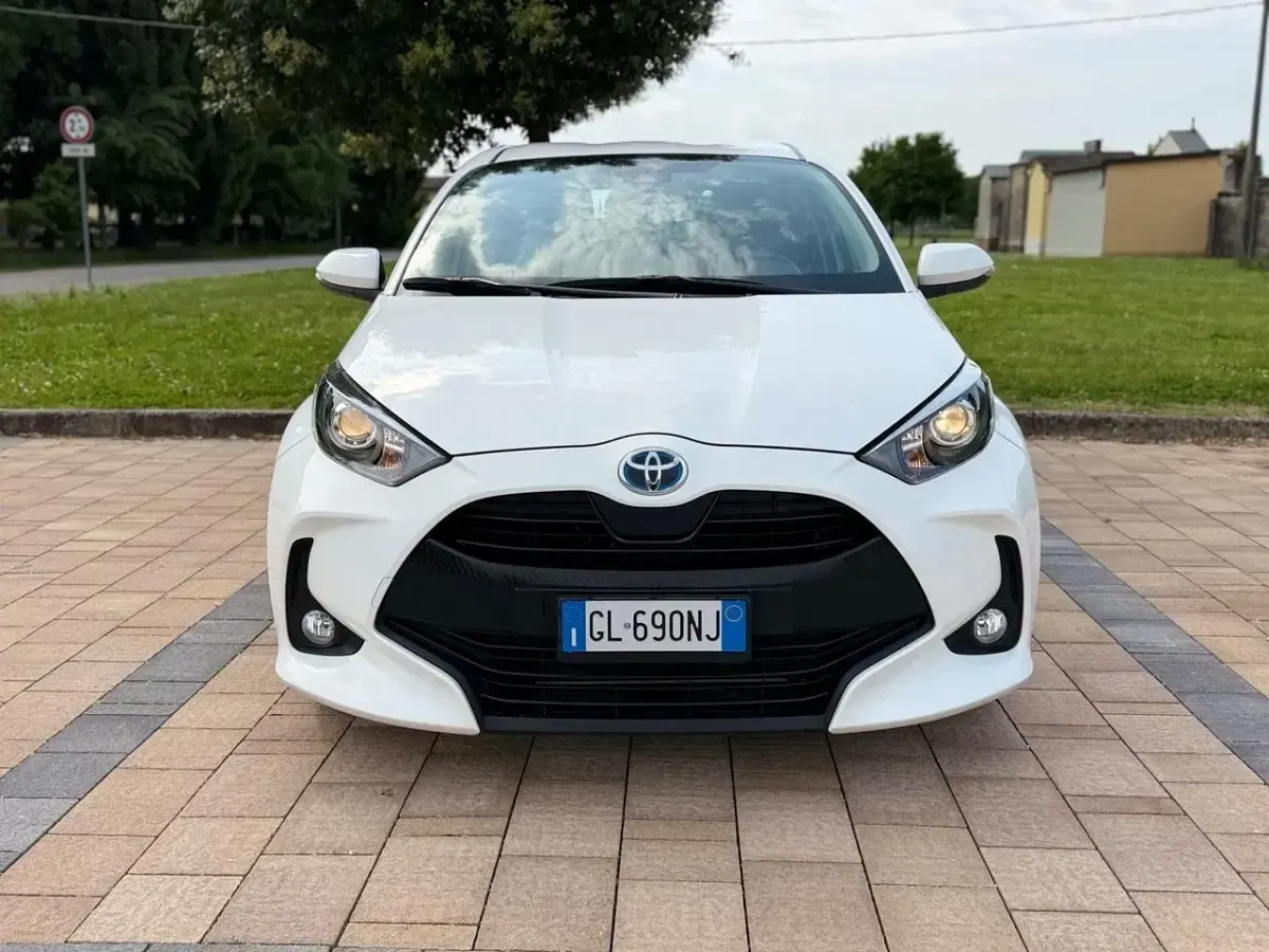 Usata Toyota Yaris Hybrid Active 92 CV (67 kW) 2023 Bianco Berlina
