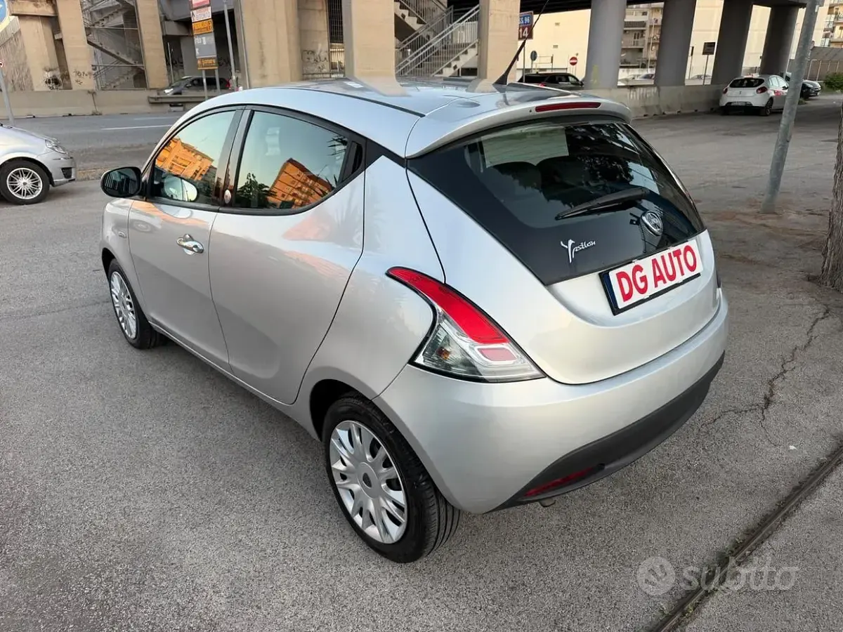 Usata Lancia Ypsilon 69 CV (50 kW) 2013 Grigio Utilitaria
